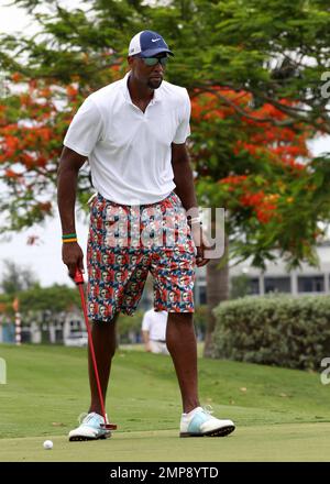 Der ehemalige NBA-Spieler Alonzo trägt Obama-Golfshorts, während er das alljährliche Irie Weekend Celebrity Golf Tournament 8. im Melreese Golf Club in Miami, FL, besucht. 29. Juni 2012 . Stockfoto