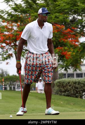 Der ehemalige NBA-Spieler Alonzo trägt Obama-Golfshorts, während er das alljährliche Irie Weekend Celebrity Golf Tournament 8. im Melreese Golf Club in Miami, FL, besucht. 29. Juni 2012 . Stockfoto