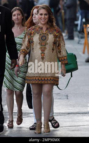 Schwangere Alyssa Milano verlässt das Studio „Jimmy Kimmel Live“ in Hollywood, Kalifornien. 3. Juni 2014. Stockfoto