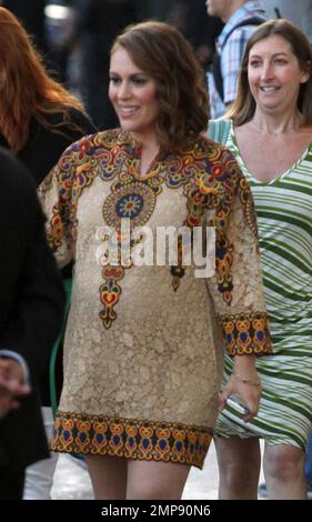 Schwangere Alyssa Milano verlässt das Studio „Jimmy Kimmel Live“ in Hollywood, Kalifornien. 3. Juni 2014. Stockfoto