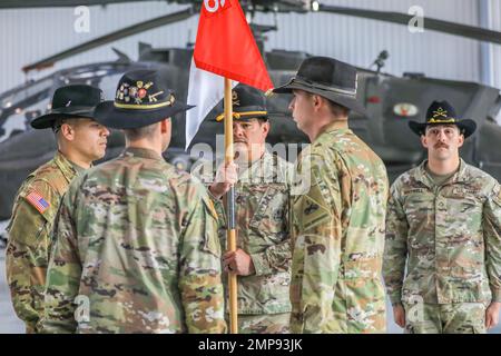 Soldaten der US-Armee, die der Bravo-Truppe, 3. Geschwader, 6. Kavallerieregiment, Kampfluftbrigade, 1. Panzerdivision (3-6 CAV) zugewiesen wurden, nehmen an der Farbgebung während einer Befehlswechselzeremonie in Lielvārde, Lettland, am 10. Oktober 2022 Teil. Die 3-6 CAV ist unter anderem der 1. Infanterie-Division zugeordnet und arbeitet stolz mit NATO-Verbündeten und regionalen Sicherheitspartnern zusammen, um dem V Corps, Amerikas vorwärts entsandt Korps in Europa, kampfglaubwürdige Streitkräfte zur Verfügung zu stellen. Stockfoto