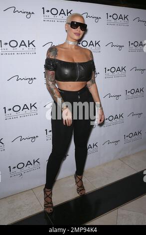 Amber Rose veranstaltet eine Nacht im 1 OAK Nightclub im Mirage in Las Vegas, Nevada. Sie sieht in schwarzen, dünnen Hosen und einem passenden, bauchfreien Lederoberteil mit ihren Ärmeltätowierungen atemberaubend aus. Amber krönte ihr Aussehen mit einer übergroßen Sonnenbrille und einer Halskette aus Diamantkerzen. 16. Juli 2016. Stockfoto