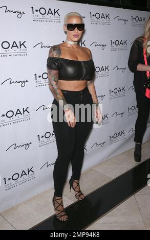 Amber Rose veranstaltet eine Nacht im 1 OAK Nightclub im Mirage in Las Vegas, Nevada. Sie sieht in schwarzen, dünnen Hosen und einem passenden, bauchfreien Lederoberteil mit ihren Ärmeltätowierungen atemberaubend aus. Amber krönte ihr Aussehen mit einer übergroßen Sonnenbrille und einer Halskette aus Diamantkerzen. 16. Juli 2016. Stockfoto