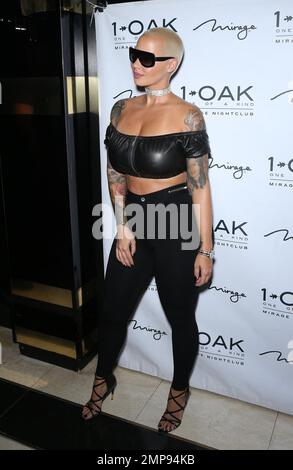 Amber Rose veranstaltet eine Nacht im 1 OAK Nightclub im Mirage in Las Vegas, Nevada. Sie sieht in schwarzen, dünnen Hosen und einem passenden, bauchfreien Lederoberteil mit ihren Ärmeltätowierungen atemberaubend aus. Amber krönte ihr Aussehen mit einer übergroßen Sonnenbrille und einer Halskette aus Diamantkerzen. 16. Juli 2016. Stockfoto