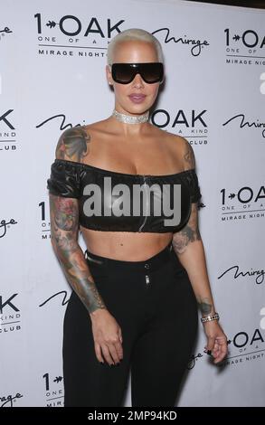 Amber Rose veranstaltet eine Nacht im 1 OAK Nightclub im Mirage in Las Vegas, Nevada. Sie sieht in schwarzen, dünnen Hosen und einem passenden, bauchfreien Lederoberteil mit ihren Ärmeltätowierungen atemberaubend aus. Amber krönte ihr Aussehen mit einer übergroßen Sonnenbrille und einer Halskette aus Diamantkerzen. 16. Juli 2016. Stockfoto