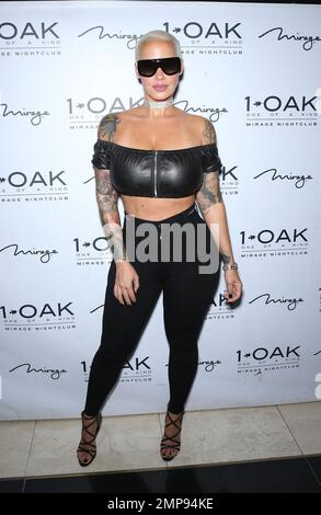 Amber Rose veranstaltet eine Nacht im 1 OAK Nightclub im Mirage in Las Vegas, Nevada. Sie sieht in schwarzen, dünnen Hosen und einem passenden, bauchfreien Lederoberteil mit ihren Ärmeltätowierungen atemberaubend aus. Amber krönte ihr Aussehen mit einer übergroßen Sonnenbrille und einer Halskette aus Diamantkerzen. 16. Juli 2016. Stockfoto