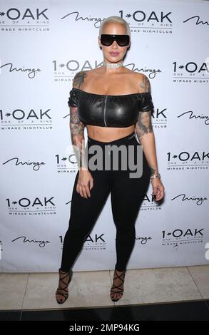 Amber Rose veranstaltet eine Nacht im 1 OAK Nightclub im Mirage in Las Vegas, Nevada. Sie sieht in schwarzen, dünnen Hosen und einem passenden, bauchfreien Lederoberteil mit ihren Ärmeltätowierungen atemberaubend aus. Amber krönte ihr Aussehen mit einer übergroßen Sonnenbrille und einer Halskette aus Diamantkerzen. 16. Juli 2016. Stockfoto