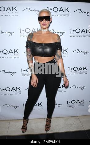 Amber Rose veranstaltet eine Nacht im 1 OAK Nightclub im Mirage in Las Vegas, Nevada. Sie sieht in schwarzen, dünnen Hosen und einem passenden, bauchfreien Lederoberteil mit ihren Ärmeltätowierungen atemberaubend aus. Amber krönte ihr Aussehen mit einer übergroßen Sonnenbrille und einer Halskette aus Diamantkerzen. 16. Juli 2016. Stockfoto