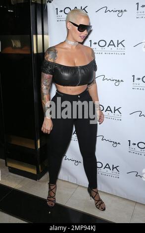 Amber Rose veranstaltet eine Nacht im 1 OAK Nightclub im Mirage in Las Vegas, Nevada. Sie sieht in schwarzen, dünnen Hosen und einem passenden, bauchfreien Lederoberteil mit ihren Ärmeltätowierungen atemberaubend aus. Amber krönte ihr Aussehen mit einer übergroßen Sonnenbrille und einer Halskette aus Diamantkerzen. 16. Juli 2016. Stockfoto