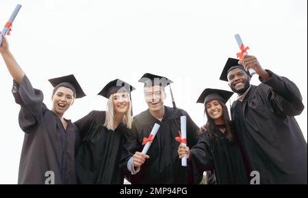 Abschlussfeier, Freunde und Porträt von Schülern mit Erfolg, Auszeichnung und Leistungen im College. Schule, Absolvent und Gruppe von Leuten in Stockfoto