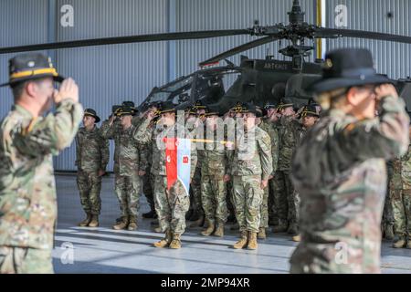 Soldaten der US-Armee, die der Bravo-Truppe, der 3.. Staffel, dem 6.. Kavallerieregiment, der Combat Aviation Brigade, der 1.. Panzerdivision (3-6 CAV) zugewiesen wurden, grüßen während einer Zeremonie zum Befehlswechsel in Lielvārde, Lettland, am 10. Oktober 2022. Die 3-6 CAV ist unter anderem der 1. Infanterie-Division zugeordnet und arbeitet stolz mit NATO-Verbündeten und regionalen Sicherheitspartnern zusammen, um dem V Corps, Amerikas vorwärts entsandt Korps in Europa, kampfglaubwürdige Streitkräfte zur Verfügung zu stellen. Stockfoto