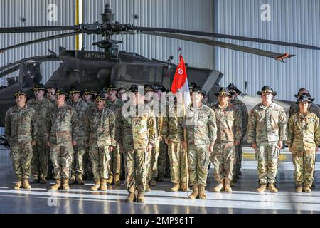 Soldaten der US-Armee, die der Bravo-Truppe, 3. Squadron, 6. Kavallerieregiment, der Kampfluftbrigade, 1. Panzerdivision (3-6 CAV) zugewiesen wurden, stehen unter dem neuen Kommando von Cpt zur Verfügung. Marco A. Montesdeoca während einer Befehlswechselzeremonie in Lielvārde, Lettland, 10. Oktober 2022. Die 3-6 CAV ist unter anderem der 1. Infanterie-Division zugeordnet und arbeitet stolz mit NATO-Verbündeten und regionalen Sicherheitspartnern zusammen, um dem V Corps, Amerikas vorwärts entsandt Korps in Europa, kampfglaubwürdige Streitkräfte zur Verfügung zu stellen. Stockfoto