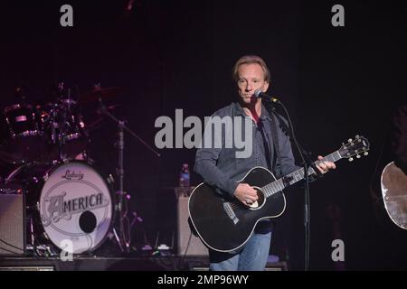 Die englisch-amerikanische Folk-Rock-Band Gerry Beckley und Dewey Bunnell von „America“ treten live auf der Bühne von Hard Rock Live auf! Im Seminole Hard Rock Hotel & Casino in Hollywood, FL. 18. November 2012 Stockfoto