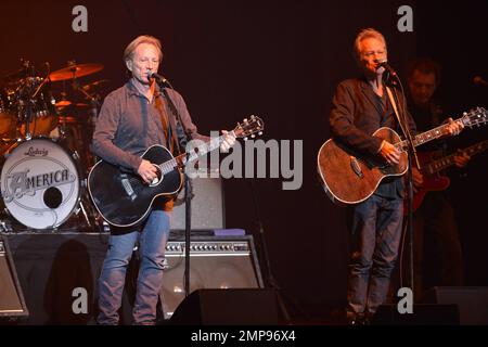 Die englisch-amerikanische Folk-Rock-Band Gerry Beckley und Dewey Bunnell von „America“ treten live auf der Bühne von Hard Rock Live auf! Im Seminole Hard Rock Hotel & Casino in Hollywood, FL. 18. November 2012 Stockfoto