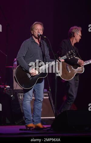 Die englisch-amerikanische Folk-Rock-Band Gerry Beckley und Dewey Bunnell von „America“ treten live auf der Bühne von Hard Rock Live auf! Im Seminole Hard Rock Hotel & Casino in Hollywood, FL. 18. November 2012 Stockfoto