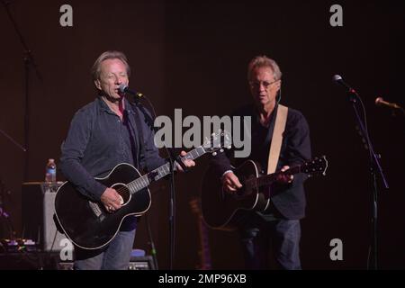 Die englisch-amerikanische Folk-Rock-Band Gerry Beckley und Dewey Bunnell von „America“ treten live auf der Bühne von Hard Rock Live auf! Im Seminole Hard Rock Hotel & Casino in Hollywood, FL. 18. November 2012 Stockfoto