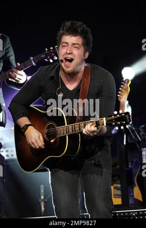 Der Gewinner des American Idol Lee DeWyze tritt im Rahmen der American Idol 2010 Tour im BankAtlantic Center in Sunrise, FL, in einem Konzert auf. 8/3/10. Stockfoto