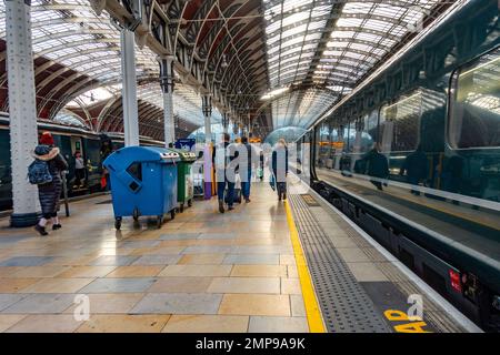 Passagiere, die den Bahnsteig am Bahnhof Paddington in London entlang gehen, nachdem sie aus einem Zug ausgestiegen sind Stockfoto