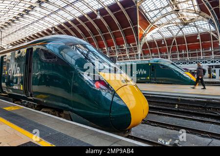 Intercity Express-Züge der British Rail-Klasse 800 oder Azuma-Züge stehen am Bahnsteig am Bahnhof Paddington in London, Großbritannien, bereit. Stockfoto