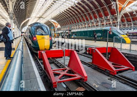 Intercity Express-Züge der British Rail-Klasse 800 oder Azuma-Züge stehen am Bahnsteig am Bahnhof Paddington in London, Großbritannien, bereit. Stockfoto