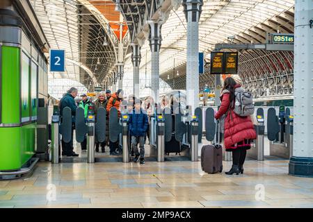 Am Bahnhof Paddington in London, Großbritannien, passieren die Fahrkartenschranken und verlassen Bahnsteig 2 Stockfoto