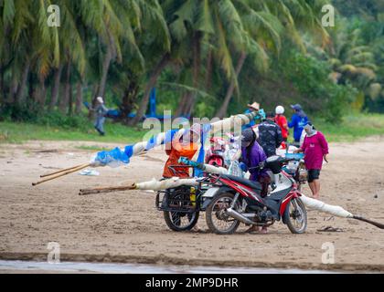 Januar 20 2023 - Chumphon Thailand Fischer mit Rollern, die so umgebaut wurden, dass sie mehr Menschen am Strand parken Stockfoto