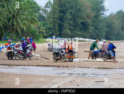 Januar 20 2023 - Chumphon Thailand Fischer mit Rollern, die so umgebaut wurden, dass sie mehr Menschen am Strand parken Stockfoto