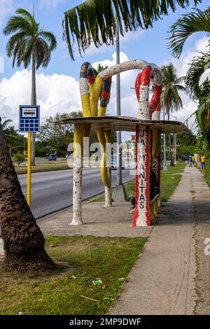 Geflieste Bushaltestelle in Fusterlandia, Jaimanitas, Havanna, Kuba Stockfoto