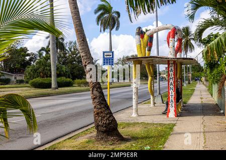 Geflieste Bushaltestelle in Fusterlandia, Jaimanitas, Havanna, Kuba Stockfoto