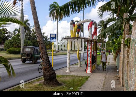 Geflieste Bushaltestelle in Fusterlandia, Jaimanitas, Havanna, Kuba Stockfoto