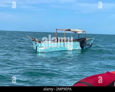 Ein guter Samariter, den Sektor Key West Wächter eines rustikalen Schiffes gemeldet hat, Montag, gegen 10 Uhr, etwa 5 Meilen südwestlich von Marquesas Key. (USA Küstenwache Foto) Stockfoto