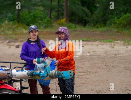 Januar 20 2023 - Chumphon Thailand Fischer mit Rollern, die so umgebaut wurden, dass sie mehr Menschen am Strand parken Stockfoto