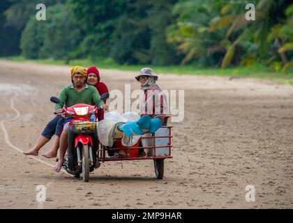 Januar 20 2023 - Chumphon Thailand Fischer mit Rollern, die so umgebaut wurden, dass sie mehr Menschen am Strand parken Stockfoto