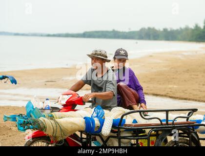 Januar 20 2023 - Chumphon Thailand Fischer mit Rollern, die so umgebaut wurden, dass sie mehr Menschen am Strand parken Stockfoto