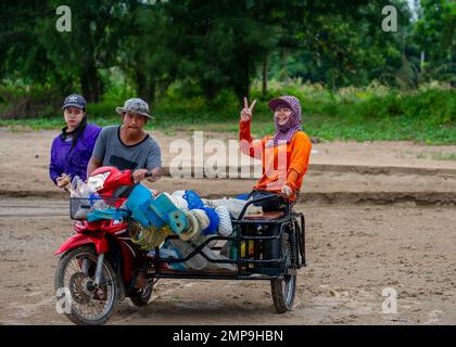 Januar 20 2023 - Chumphon Thailand Fischer mit Rollern, die so umgebaut wurden, dass sie mehr Menschen am Strand parken Stockfoto