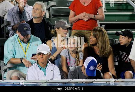 Brooklyn Decker beobachtet ihren Mann Andy Roddick während seines Spiels gegen Kevin Anderson an Tag 5 der Delray Beach International Tennis Championships im Delray Beach Tennis Center. Delray Beach, Florida 2. März 2012 Stockfoto