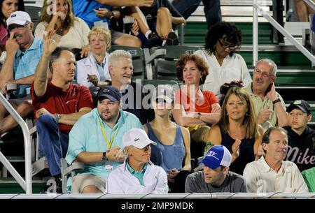 Brooklyn Decker beobachtet ihren Mann Andy Roddick während seines Spiels gegen Kevin Anderson an Tag 5 der Delray Beach International Tennis Championships im Delray Beach Tennis Center. Delray Beach, Florida 2. März 2012 Stockfoto