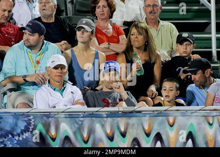 Brooklyn Decker beobachtet ihren Mann Andy Roddick während seines Spiels gegen Kevin Anderson an Tag 5 der Delray Beach International Tennis Championships im Delray Beach Tennis Center. Delray Beach, Florida 2. März 2012 Stockfoto