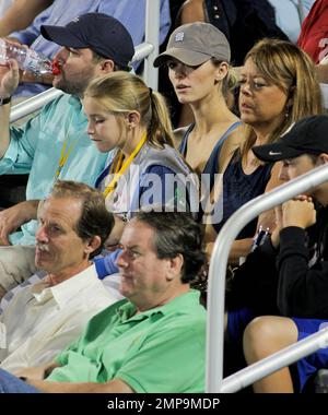 Brooklyn Decker beobachtet ihren Mann Andy Roddick während seines Spiels gegen Kevin Anderson an Tag 5 der Delray Beach International Tennis Championships im Delray Beach Tennis Center. Delray Beach, Florida 2. März 2012 Stockfoto