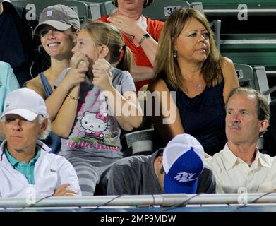 Brooklyn Decker beobachtet ihren Mann Andy Roddick während seines Spiels gegen Kevin Anderson an Tag 5 der Delray Beach International Tennis Championships im Delray Beach Tennis Center. Delray Beach, Florida 2. März 2012 Stockfoto