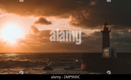 Die Farolim de Felgueiras vor dem lebendigen Sonnenuntergang Stockfoto