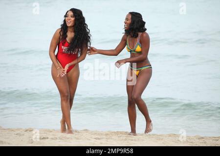 Angela Simmons wird gesehen, wie sie an einem Videodreh mit einer Crew am Strand arbeitet. Sie wird dann mit einem Freund im Meer abkühlen sehen, während sie einen roten Badeanzug mit den Worten „dieser Bart für dich“ trägt. Die reizenden Damen wurden auch gesehen, wie sie Backflips am Meer machten. Miami Beach, Florida 23. März 2015. Stockfoto