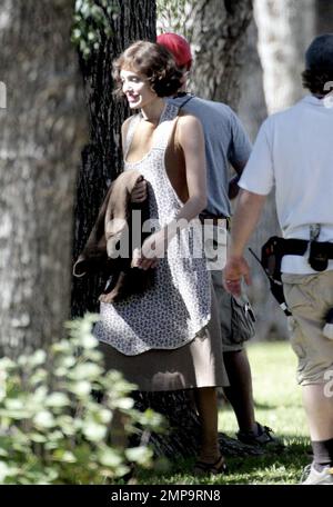 Angelina Jolie erhält eine Kritik von Regisseurin Clint Eastwood zwischen dem Film, der das Set ihres neuen Films „The Changeling“ aufnimmt. Long Beach, Kalifornien, 10/18/07. Alle Stockfoto