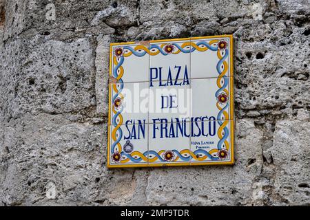 Traditionell gefliestes Straßenschild, Old Havana, Havana, Kuba Stockfoto