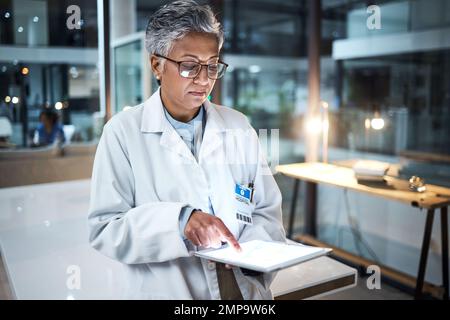 Arzt, Tablet und Seniorin im Krankenhaus, die an telemedizinischen, Forschungs- oder Online-Beratung arbeiten. Medizinische, medizinische oder ältere Ärztin Stockfoto