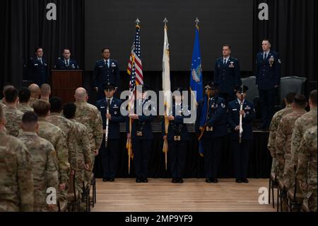 Die Ehrenwache der Osan Air Base präsentiert die Farben während einer Bronze Star mit Valor-Preisverleihung auf dem Osan Air Base, Republik Korea, am 12. Oktober 2022. Der Bronzestar ist die vierthöchste militärische Auszeichnung, nur 3 % werden mit Tapferkeit ausgezeichnet. Stockfoto