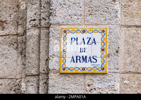 Traditionelles gefliestes Straßenschild, Habana Vieja, Havana, Kuba. Stockfoto