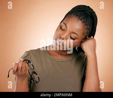 Frau, Studio und Denken, um Brille, Augengesundheit oder gesundes Sehvermögen für schwierige Entscheidung zu wählen. Afrikanisches Modell, Wahl oder müde Augen mit Optometrie Stockfoto