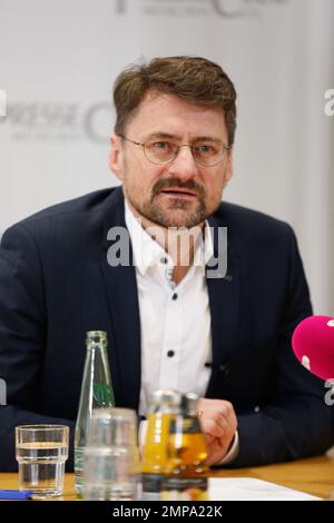 München, Deutschland. 31. Januar 2023. Dekan Windsbach Klaus Schlicker bei der Vorstellung der Kandidaten zum Landesbischof der evangelischen Landeskirche in Bayern am 31.1.2023 in München. -- Windsbach Dean Klaus Schlicker bei der Vorstellung der Cnadidate von für den bayrischen Landesbischof, dem Leiter der protestantischen bayerischen Kirche, am 31. Januar 2022 in München. (Foto: Alexander Pohl/Sipa USA) Guthaben: SIPA USA/Alamy Live News Stockfoto