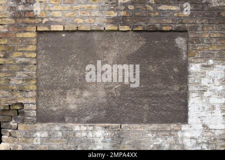 Eine alte Backsteinmauer in englischer Bindung verlegte mit abwechselnden Kursen aus Headern und Tragen. Stockfoto